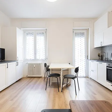 Large Two-room Near The Tolstoy Metro Stop Apartmán Milán