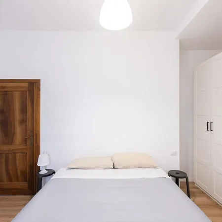 Apartmán Large Two-room Near The Tolstoy Metro Stop