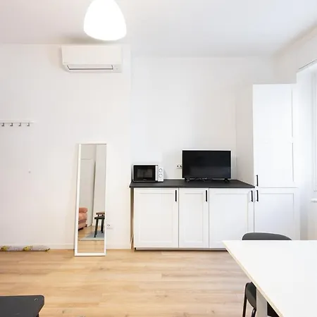 Apartmán Large Two-room Near The Tolstoy Metro Stop Milán