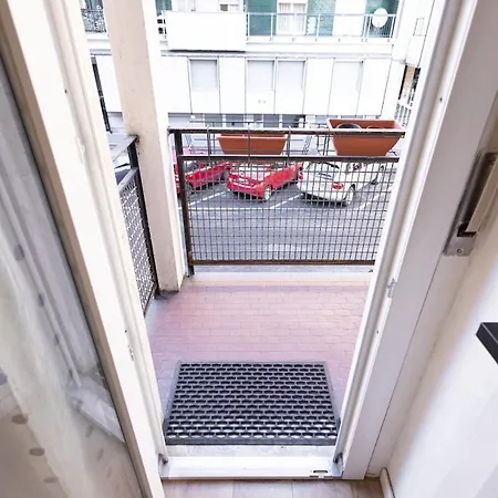 Apartmán Large Two-room Near The Tolstoy Metro Stop *
