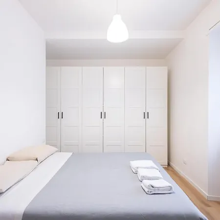 Apartmán Large Two-room Near The Tolstoy Metro Stop *