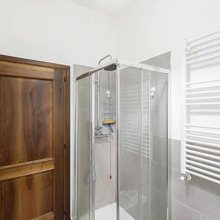 Large Two-room Near The Tolstoy Metro Stop * Milán