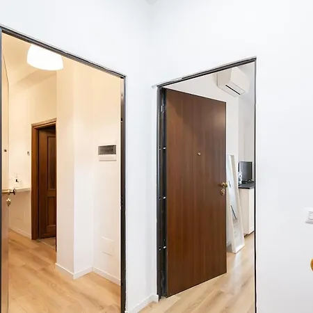 Large Two-room Near The Tolstoy Metro Stop * Milán
